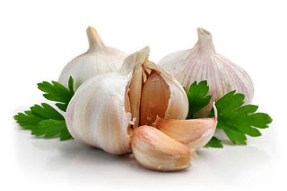 Garlic is a folk remedy for treating fungal infections. 