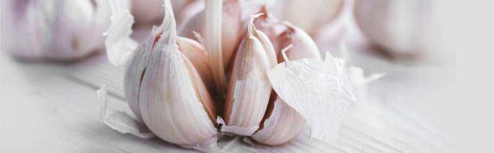 Garlic treats nail fungi