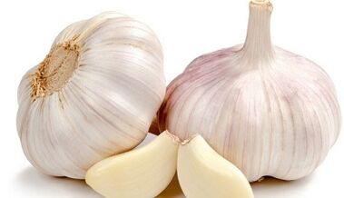 Use of garlic on legs for fungi