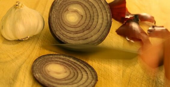 Garlic and Onions Treat Nail Fungus