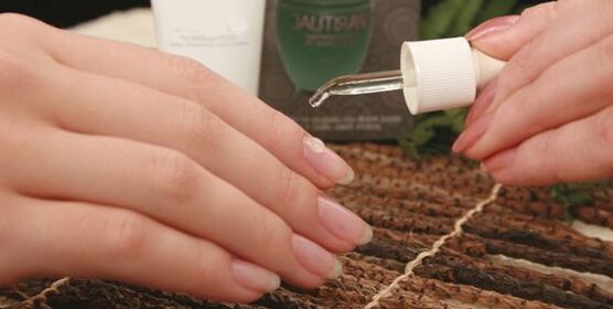 Treat onychomycosis with essential oils